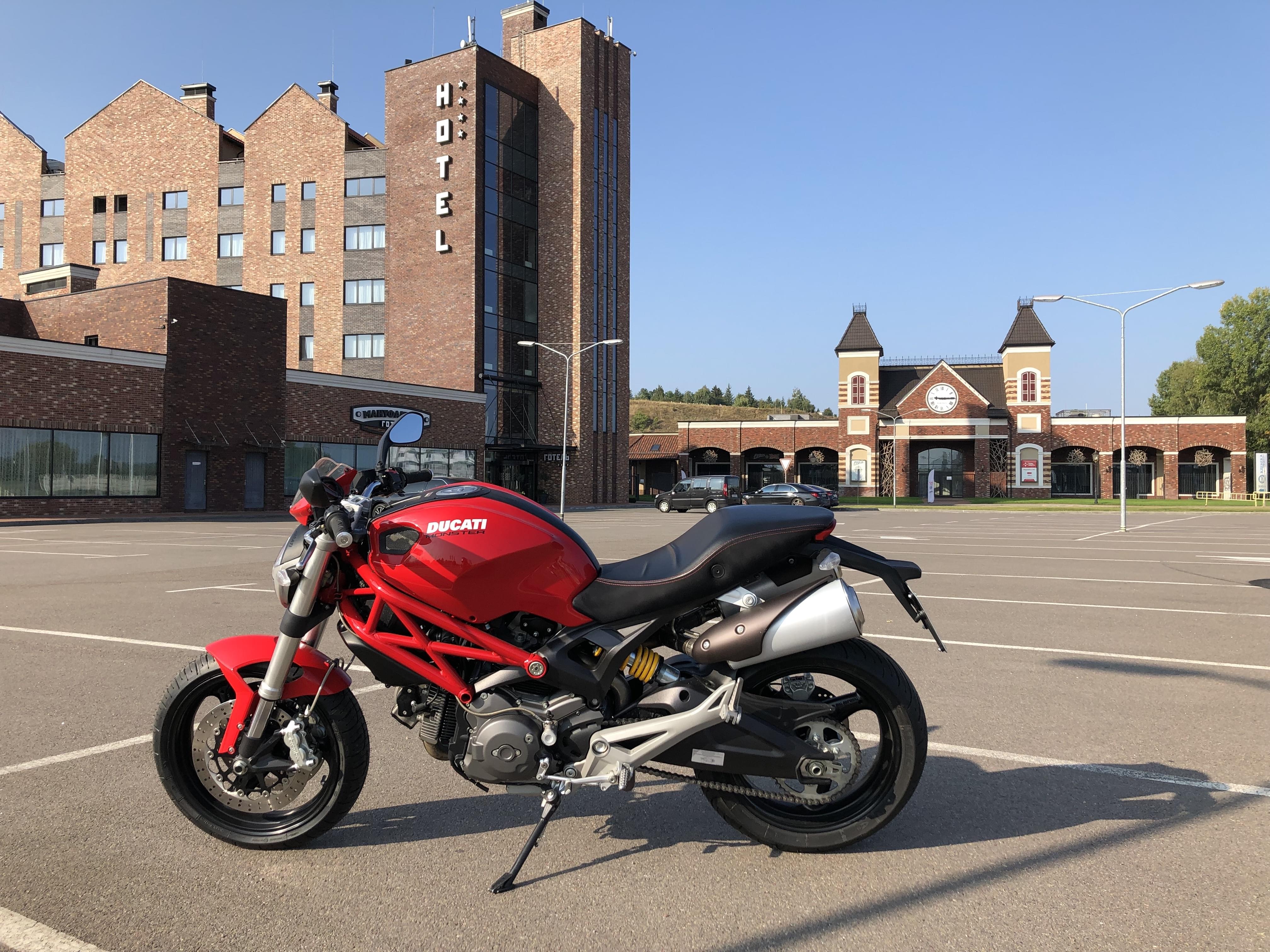 Оренда мотоцикла Ducati Monster 696