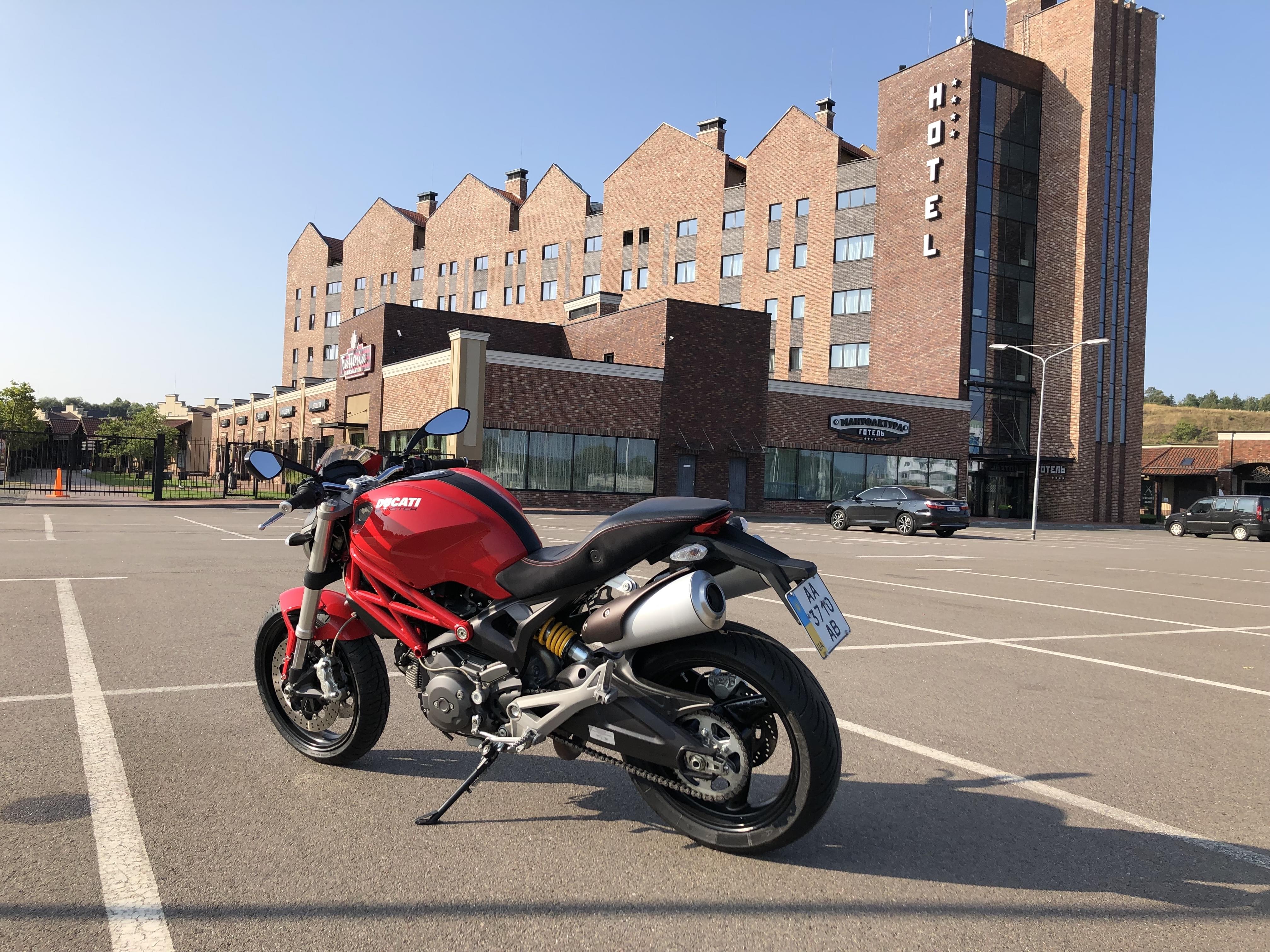 Оренда мотоцикла Ducati Monster 696